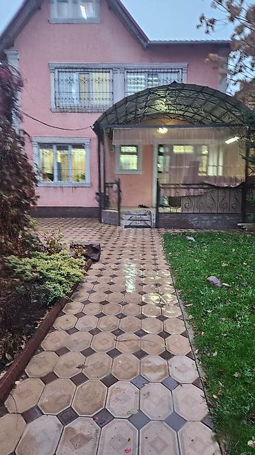 Аренда отелей и хостелов: Сдаётся комната в частном доме для проживания нескольких человек. - — 5