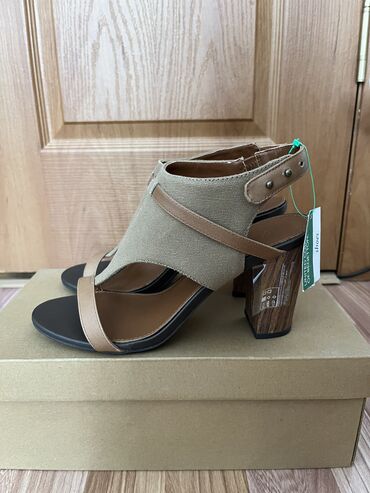 белорусская обувь: Новые Стильные босоножки с кожаной стелькой от бренда Benetton на