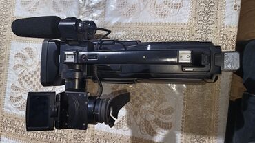 Videokameralar: Sony HD peşəkar videokamera Xüsusiyyətlər: - HD video çəkilişi - — 5