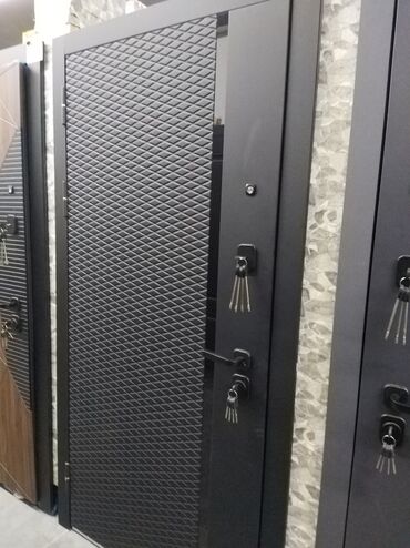 demir qapi sekilleri: Romb formalı naxışlı metal giriş qapısı. Qapının metal səthi romb