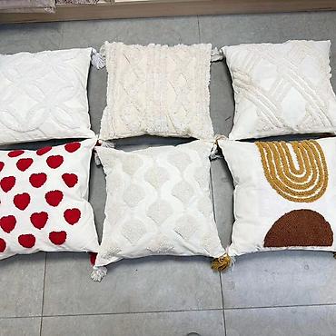 staklene figurice: Ukrasne jastucnice
Dimenzije 45x45cm
Cena po komadu 1250din — 6