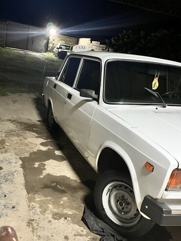 VAZ (LADA): Lada 2107 sedan – ağ rəngli, klassik kuzov. Üstündə dam “TAXI” işarəsi — 2