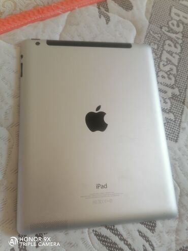 Apple iPad: Apple iPad planşeti Xüsusiyyətlər: - Alüminium gövdə, gümüş rəng - Ön