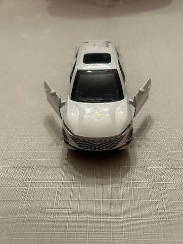 nerf satisi: Ağ rəngli sedan oyuncaq avtomobil maketi - Miqyas: təxmini 1:24/1:32 — 5