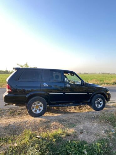 шина на погрузчик: SsangYong Musso — полноразмерный рамный внедорожник черного цвета