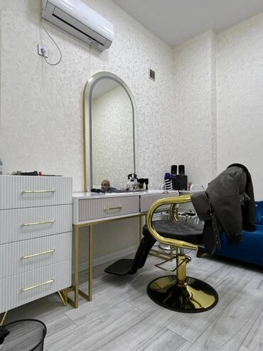 Digər kommersiya daşınmaz əmlakı: Yasamal rayonu, Statistika Komitəsinin yaxınlığında, ümumi sahəsi 135 — 12