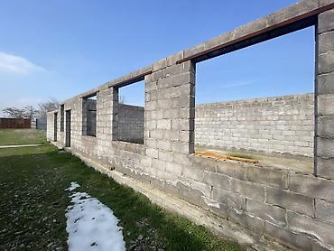 Продажа коттеджей и домов: Продаётся жилой дом с участком. Сарай для скота, подвал,участок 10 — 18