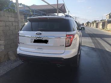 yan guzguler: Ford Explorer Limited – ağ rəngli, 7 yerlik tam ölçülü SUV — 8