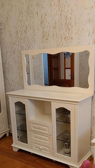 daraq desti: Ağ rəngli qonaq otağı mebel dəsti Tərkib: - 2 ədəd şüşəli vitrin — 2