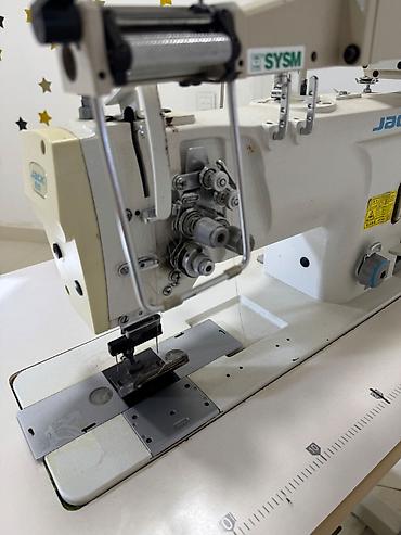 overlok makinesi: Otrajatel (əks etdirici) tikən maşın. 2 iynəli. Jack, işlənmiş — 1