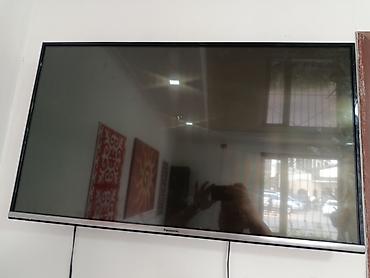 Телевизор Panasonic, диагональ примерно 40–43". Плоская LED‑панель с