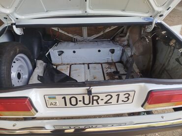 VAZ (LADA): VAZ 2107 sedan, ağ rəng. Klassik kuzov dizaynı, xrom ön barmaqlıq və — 3