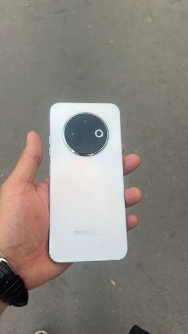 huawei телефоны: Смартфон Tecno Spark белого цвета с элегантным дизайном. Модель