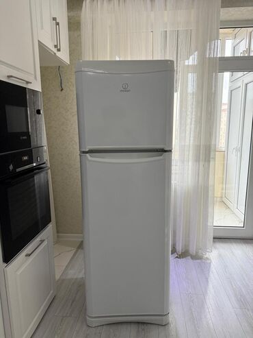 Автоэлектроника: Б/у Indesit Холодильник Продажа, цвет - Белый, С колесиками