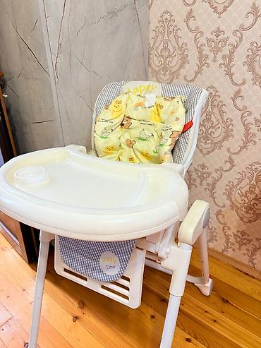 Uşaq dünyası: Uşaq üçün yemək stulu və geyim dəsti. Dəstə şəkildə görünən uşaq — 1