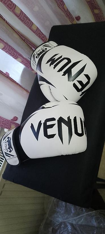 boks makinası: Venum boks əlcəkləri – ağ/qara dizayn
Orjinal venum 170 manata alinib — 1