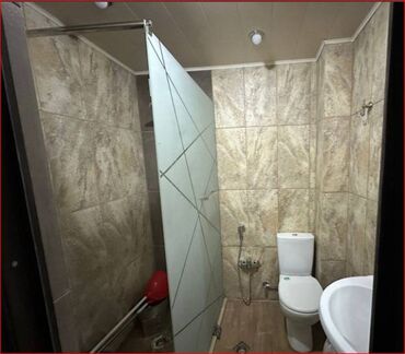 Uzunmüddətli kirayə mənzillər: Nərimanov rayonu, Gənclik metrosu yaxınlığında, 5 mərtəbəli binanın — 8