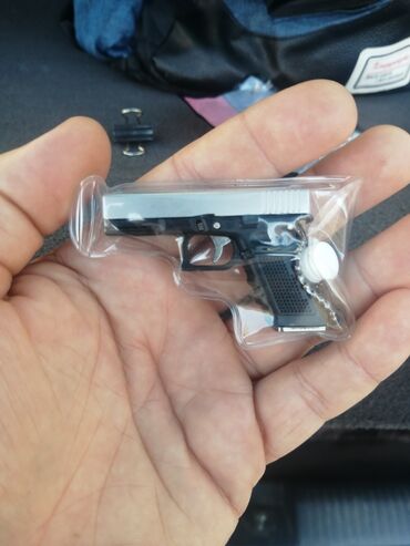 Miniatür tapança formasında hazırlanmış açar asqısı. Gümüşü sürgü və