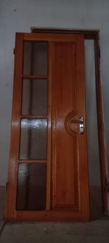 Özü yapışan divar kağızları: Şam ağacından hazırlanmış 3 ədəd otaq qapısı satılır. Üç ədəd Şam