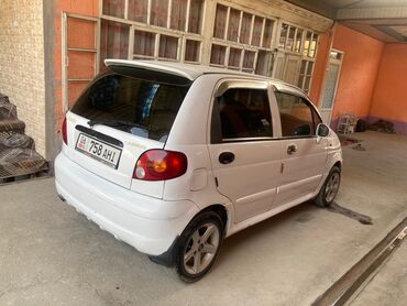 диск на ипсум: Белый хэтчбек Daewoo Matiz с пятью дверями, оснащенный багажником с