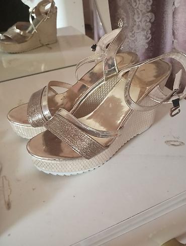 ucuz bijuteriyalar: Qızılı rəngdə platforma sandal - Model: Qadın sandal - Rəng: Metalik — 1