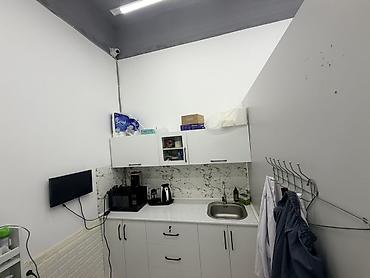 Mətbəx mebeli: Ofis və ya iş məkanı üçün uyğun kiçik mətbəx sahəsi. Ağ rəngli mətbəx — 1