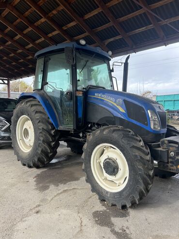 Тракторы: Трактор New Holland синего цвета с желтыми акцентами. Оборудован