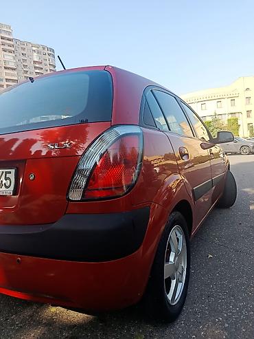 qosqular satisi: Kia Pride SLX, hetçbek, qırmızı rəng. Xüsusiyyətlər: - Kuzov: 5 — 4