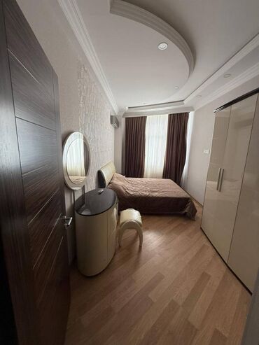 Uzunmüddətli kirayə mənzillər: Xətai Rayonu Babək Prospekti Lalə Mtk 2 otaq. Mərtəbə - 18/17 Otaq — 4