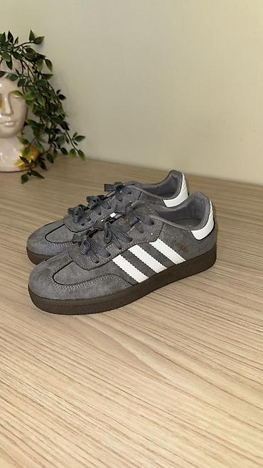 Məhsul: Adidas Samba Grey (suede üstlük) - Rəng: Tünd boz üstlük, ağ lalafo.az -da Məhsul: Adidas Samba Grey (suede üstlük) - Rəng: Tünd boz üstlük, ağ
