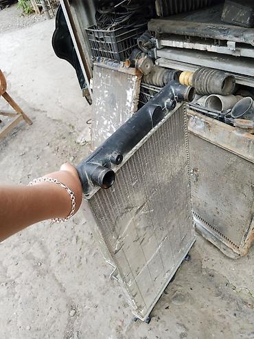 radiator: Avtomobil üçün radiator. Metal korpuslu, üst hissəsi plastik boğazlı — 1