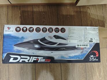 Digər idman və istirahət malları: Pultla işləyən gəmi 35km/saat sürətlə hərəkət edir. Tərs çevrildikde — 13