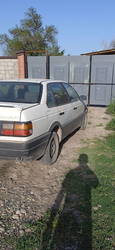 продаю пассат: Volkswagen Passat: 1988 г., 1.8 л, Механика, Бензин, Седан