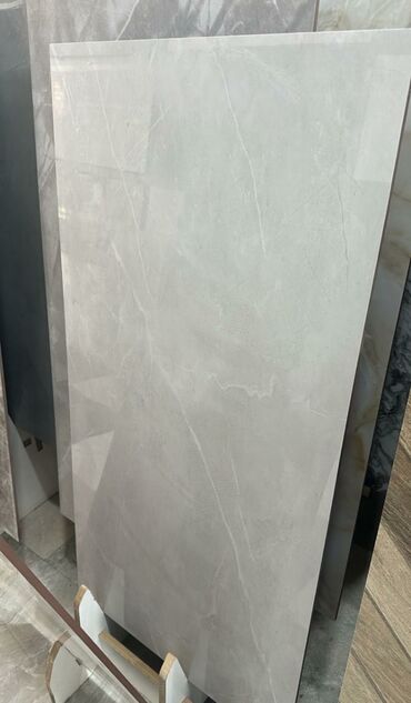 böyüdücü lupa: Böyük ölçülü porselen/keramika plitə - Rəng: açıq boz, marmor effekti