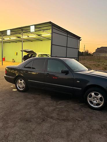 mersedes manitor: Mercedes-Benz E 240: 2.4 l | 1998 il Sedan — 4