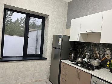 Günlük kirayə evlər: Satılır: iki mərtəbəli fərdi ev Xüsusiyyətlər: - 2 mərtəbə, geniş — 9