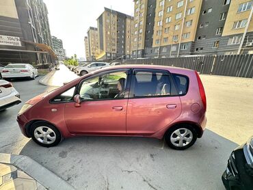 купить автомобили: Пятидверный хэтчбек Mitsubishi Colt ярко-красного цвета. Компактный