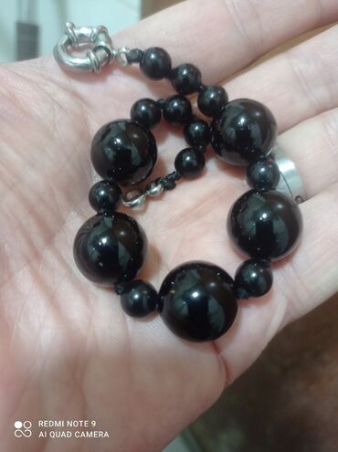 beş qaş üzüklər: Qara muncuqlu qolbaq - Material: parlaq qara muncuqlar (iri və kiçik