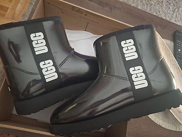 cat obuca: UGG ženske čizme – model Mini (kratke) sa sjajnim transparentno‑dim — 4