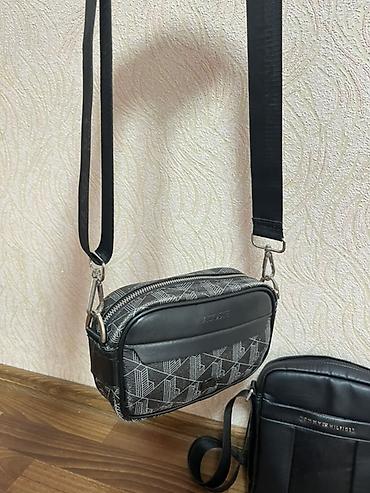 барсетки через плечо: ( 4 сумки )Всё стоит 2.200 Сом В это входит Tommy Hilfiger экокожа — 4