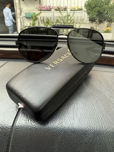 Eynəklər: Versace, İşlənmiş
