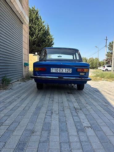 yan şuşə: VAZ 21011, mavi rəng, sedan kuzov. Xüsusiyyətlər: - Klassik dairəvi — 2