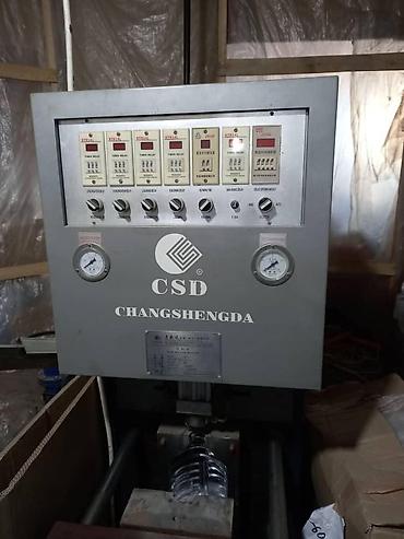 Другое оборудование для производства: Полуавтомат для выдува 5 литр ПЭТ тары. Вместе с матрицой квадратной — 3