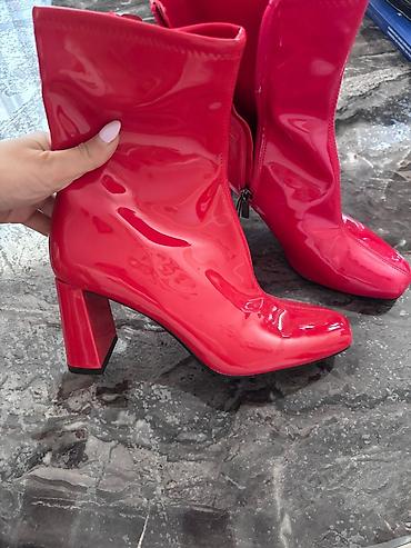 botlar: Bershka qadın botları - Rəng: parlaq qırmızı (lak effektli) - — 2