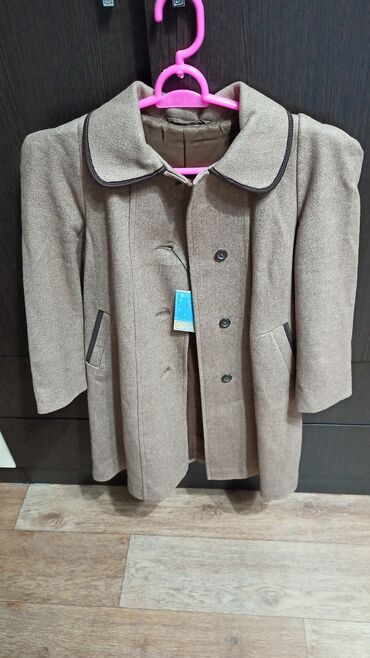 верхняя одежда женская: Продается женское пальто на рост 140-150 см. неношенное, уплотненое