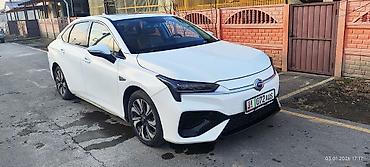 GAC: GAC Aion S — современный электрический седан белого цвета. Зопас хода — 1
