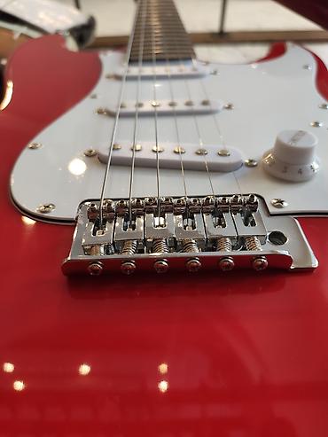 Gitaralar: Elektro gitara Smiger L-G1-ST-RD Üst: Cökə ağacı Qol: Gül ağacı — 2