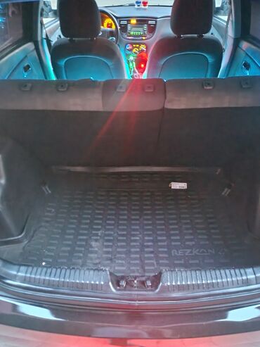 Kia Rio markalı avtomobil, praktik və rahat nəqliyyat vasitəsidir