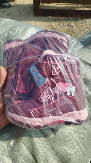 зимняя коляска: Детская обувь разных моделей и расцветок: - Утеплённые ботинки-дутики