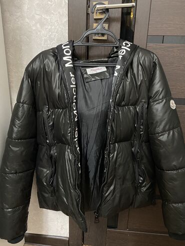 куртка moncler: Пуховик, Короткая модель, Лакированный, С капюшоном, L (EU 40)